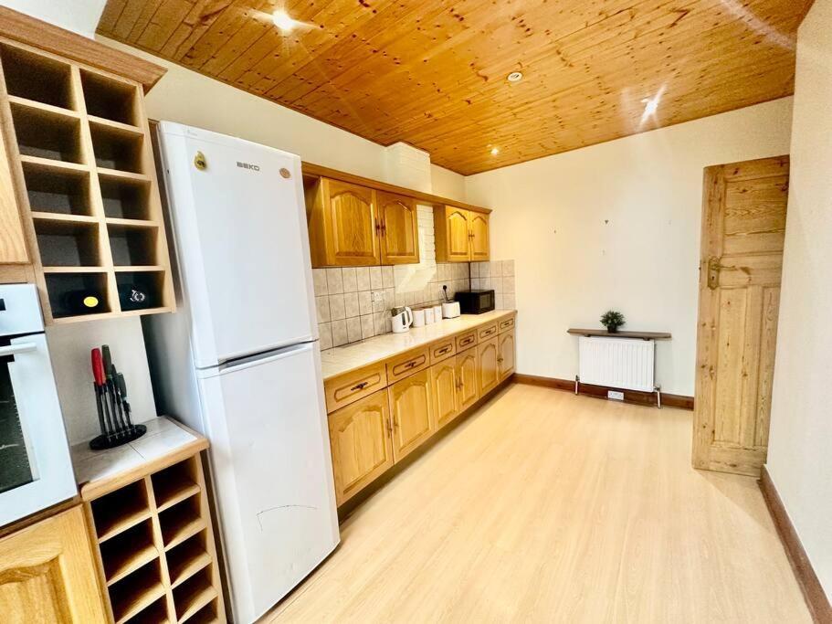 Holiday home 4 Bed House In Daneby Road,se6 *