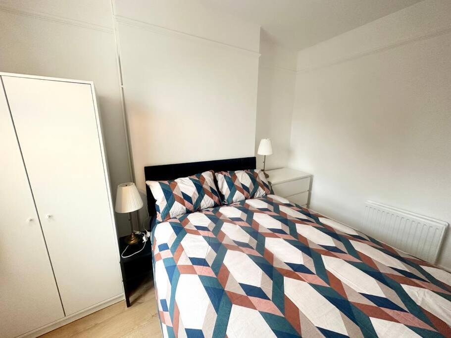 Holiday home 4 Bed House In Daneby Road,se6 Catford