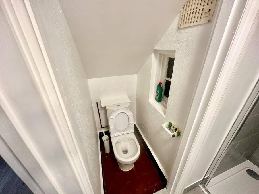 4 Bed House In Daneby Road,se6 * Catford