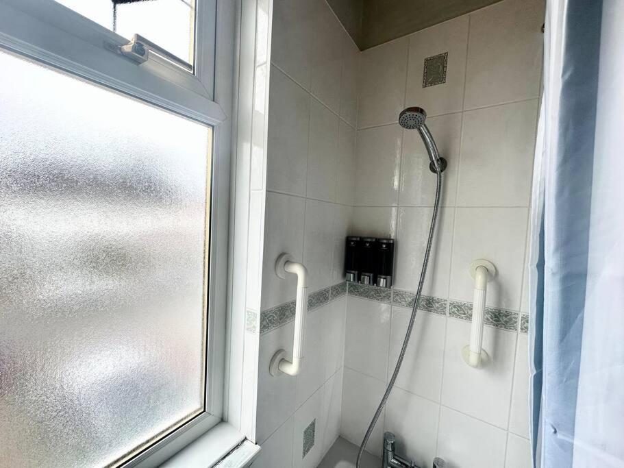 4 Bed House In Daneby Road,se6 * Catford