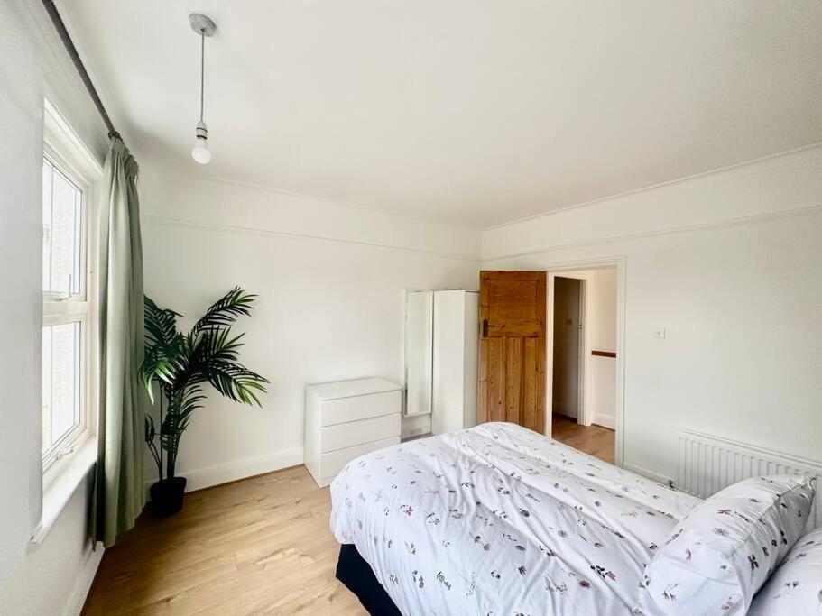 4 Bed House In Daneby Road,se6 Catford